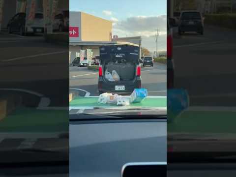 【自業自得】トランクを開けたまま段差を越えた結果…大量の買い物が道路に散乱する悲劇