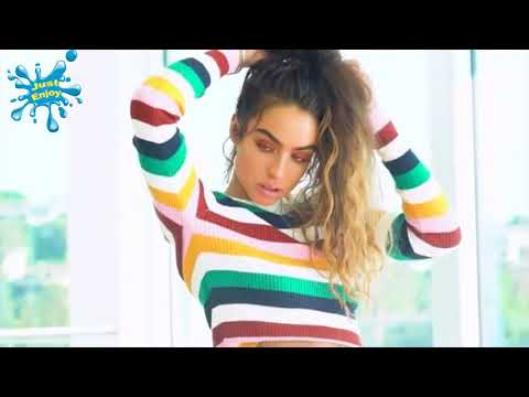 КРАСИВАЯ ДЕВУШКА ПОЗИРУЕТ НА КАМЕРУ / ФОТОСЕССИЯ 😻 | BEAUTIFUL GIRL POSING ON CAMERA / PHOTO SHOOT