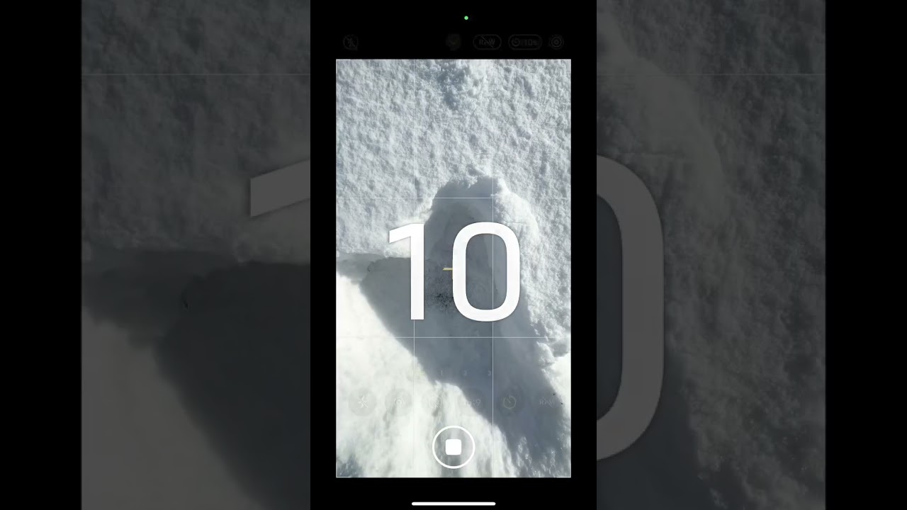 Beautiful mobile photography in the snow ❄️💙 #photoidea  #mobilephotography Inspo @thecreatorshorts