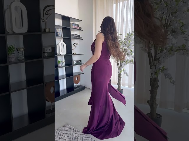 فستان سهرة بكم واحد لون عنابي مزين بشك ولول بالخصر والعنق