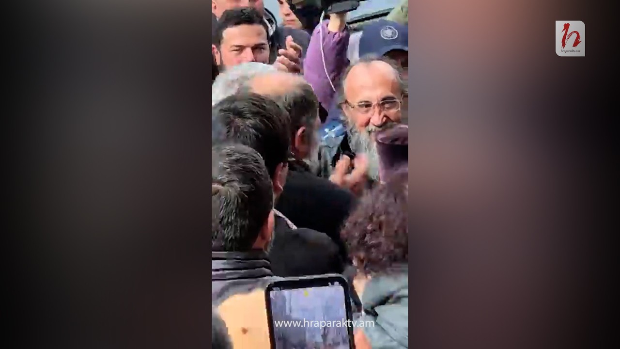 Ինչպես են Միքայել սրբազանին դիմավորում Գյումրիում