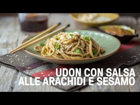 Udon con salsa alle arachidi e semi di sesamo