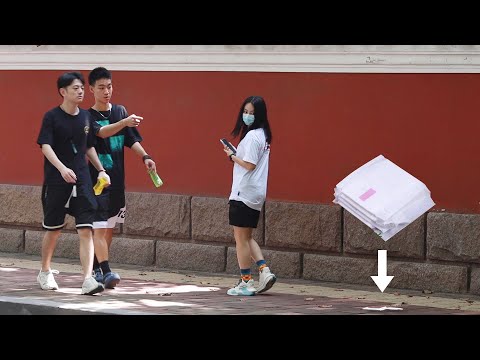 看到女孩的卫生巾掉到了地上,小哥哥的举动太绅士了 When Girl Drops Sanitary Pads on the Street 看到女孩的卫生巾掉到了地上,小哥哥的举动太绅士了 When Girl Drops Sanitary Pads on the Street