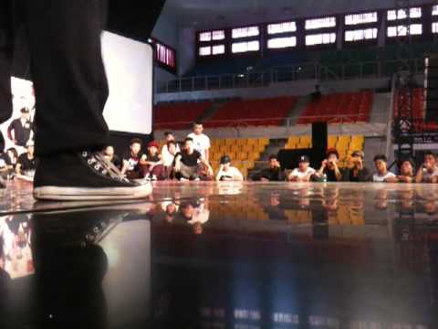 Ring Masterz Grand Finale 2011 - Footwork Battle - TOP8 : Tekkyplz ( 99 FLAVA ) VS BIG HEAD ( FIDO )