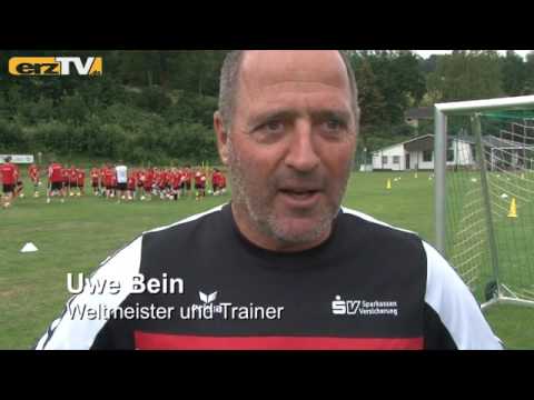 Mit einem Bein auf dem Fußballplatz