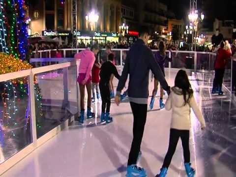 Ambiente navideño y patinaje sobre hielo en el centro de Torremolinos