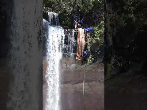 Rapel da Cachoeira Água Limpa, em Ouroana-Goiás, Quem mais curte um rapel raiz? #Rapel #aventura