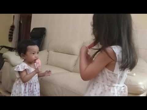 Raysha dan medina makan aiskrim