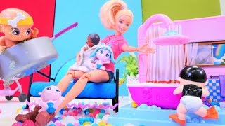 Puppenvideo auf Deutsch. Barbie hilft im Kindergarten. Spielzeug Video mit Barbie