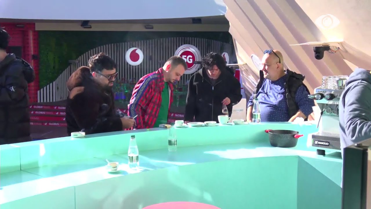 Një lider që fle në kolltuk…/ Banorët bisedojnë së bashku në oborr