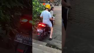 Download lagu Bule canggu gaada obat emang kalo lagi bawa motor‼️ #bule #canggu #matic200cc #shorts mp3 Download lagu Bule canggu gaada obat emang kalo lagi bawa motor‼️ #bule #canggu #matic200cc #shorts mp3