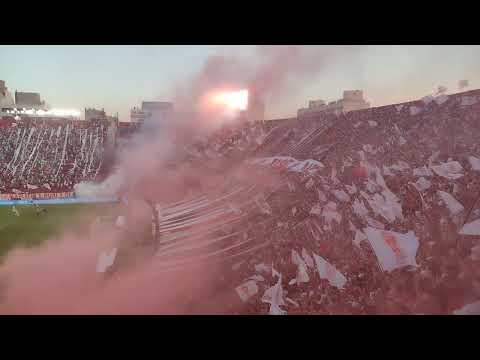 "La banda de la Quema contra San Lorenzo. Recibimiento al equipo. 05-03-2023." Barra: La Banda de la Quema • Club: Huracán • País: Argentina