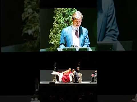 Dario Nardella consegna il Sigillo della Pace al Dalai Lama