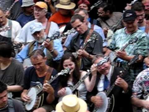 59 Banjoists Play Foggy Mountain Breakdown for Guinness