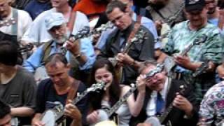 59 Banjoists Play Foggy Mountain Breakdown for Guinness