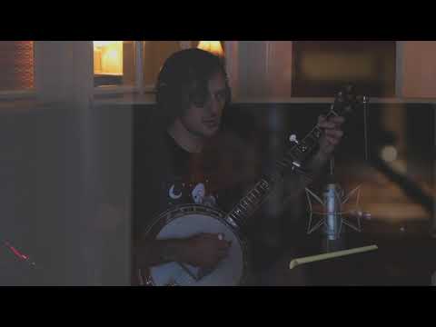 Cluster Flies: Lindsay Lou - "Mountains In The Mist"