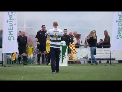 Opkomst spelers Zeerobben en Hardegarijp met de Waddenrobkes