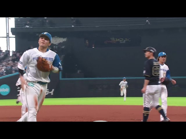 【5回表】ピッチャーを救う‼ ファイターズ・郡司裕也 一二塁間の打球をダイビングキャッチ‼ 2025年5月15日 北海道日本ハムファイターズ 対 オリックス・バファローズ