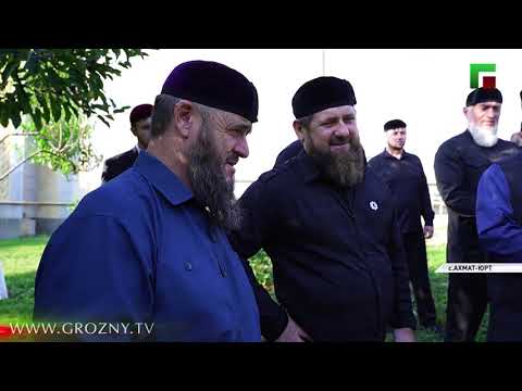 Рамзан Кадыров вместе с соратниками совершил коллективную праздничную молитву Ид-намаз в Ахмат-Юрте