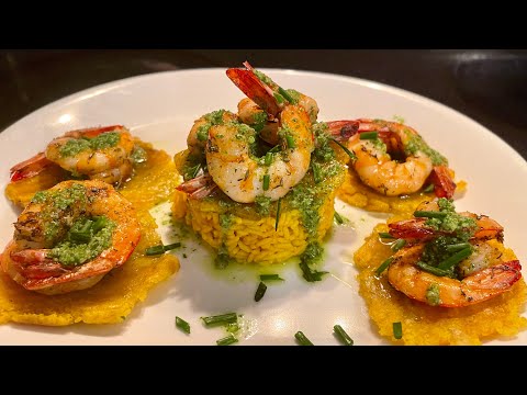 Camarones en Mojo Verde y Tostones [Shrimp with Green Mojo and Plantains]