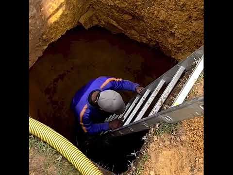 Cobra in the hole (Snake Prank) (Leon Schuster)