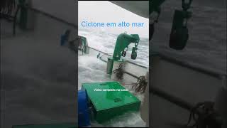 Ciclone pega barco em alto mar e gera terror aos tripulantes.