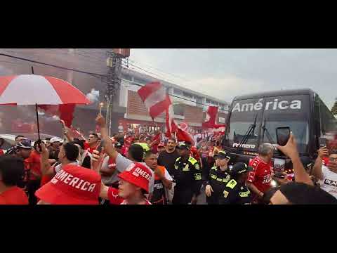 "Video RECIBIMIENTO POR  PARTE DE LA HINCHADA DEL  AMERICA DE CALI PREVIA COPA #nissan" Barra: Baron Rojo Sur &bull; Club: América de Cáli