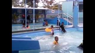 preview picture of video 'Dhanis luncuran di kolam renang'