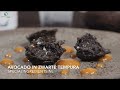 Avocado in zwarte tempura - met Methylcellulose en Activated Charcoal - Moleculair Koken