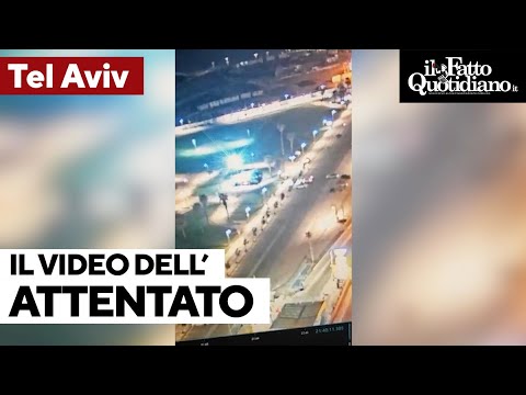 Attentato a Tel Aviv, la folle corsa dell'auto sul lungomare pieno di persone: il video dall'alto