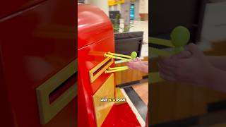 BONECO QUE ESTICA GRUDOU NA CAIXA DE CORREIO DO PAPAI NOEL! #shorts