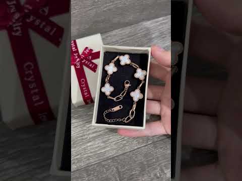 Подарок девушке браслет в стиле Ван Клиф "Перламутровый клевер в золоте" медицинская сталь в коробочке - фото 1 - id-p2360112729