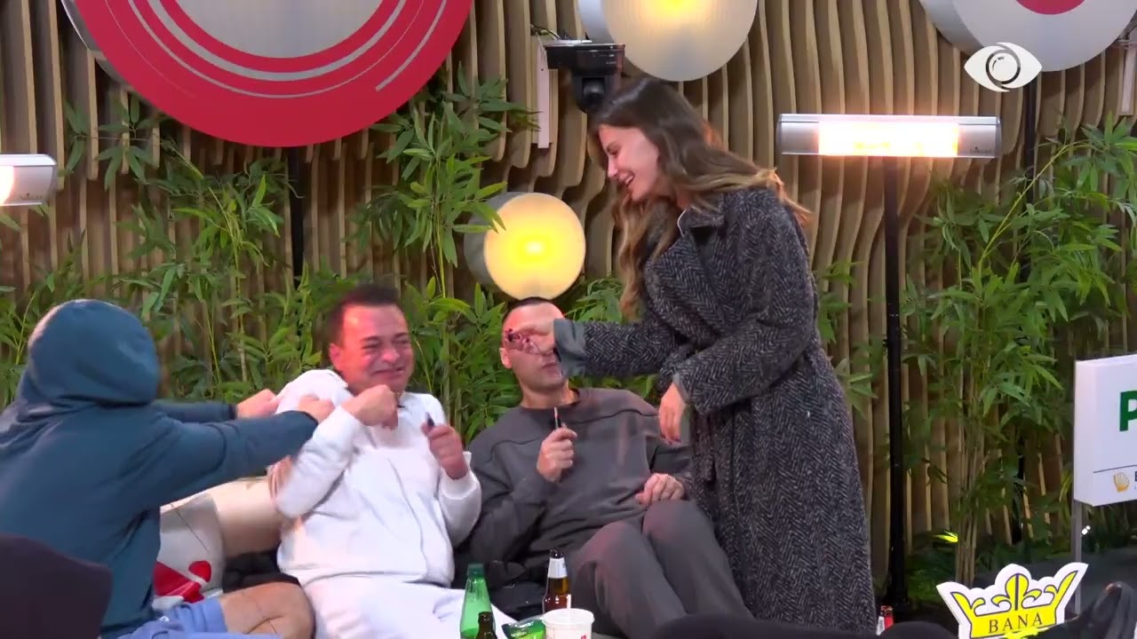 Momente gazmore në shtëpi, Klajdi këndon me banorët