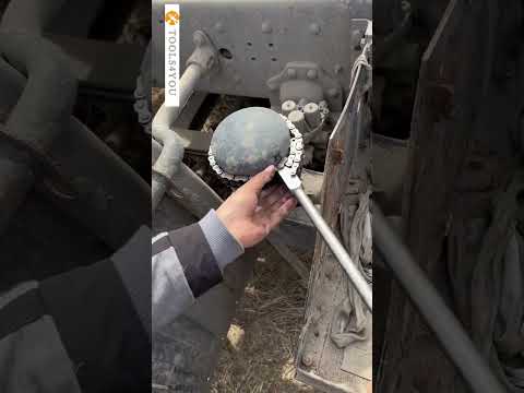 Chain wrench to remove the filter element