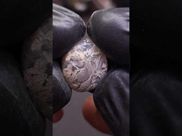 حجر عقيق ابيض  بتشكيل رائع طبيعي
