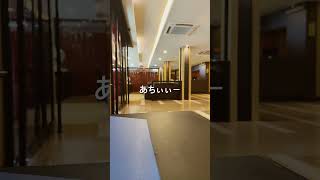 ホテルロビーにて
