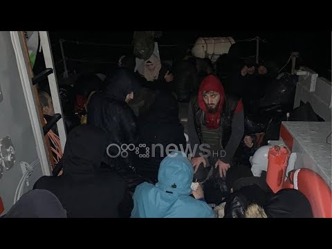 Vlorë: 3 orë në mes të detit, 50 sirianë në gomone prisnin të kalonin kufirin drejt Italisë
