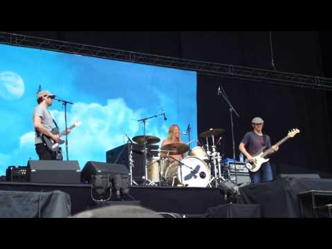 Rock Werchter 2010: Taylor Hawkins & the Coattail Riders - Hole In My Shoe