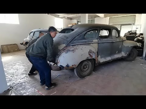 Restauración impresionante del PLYMOUTH -  P15 de 1946, Clásico - Coche clásico viejo y deteriorado.