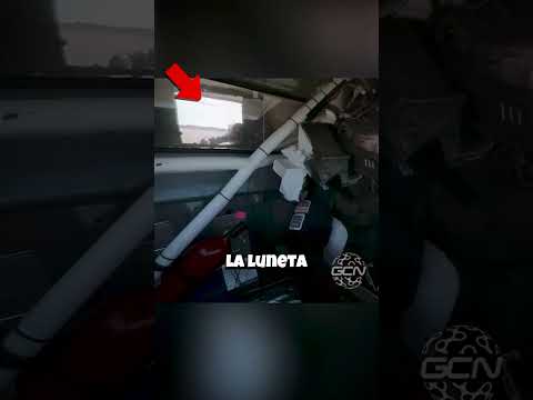 ¡El conductor no vio al ciclista por el retrovisor! 😱
