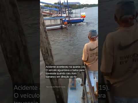 Susto na travessia: Ônibus com passageiros cai de terreno íngreme e vai parar em rio