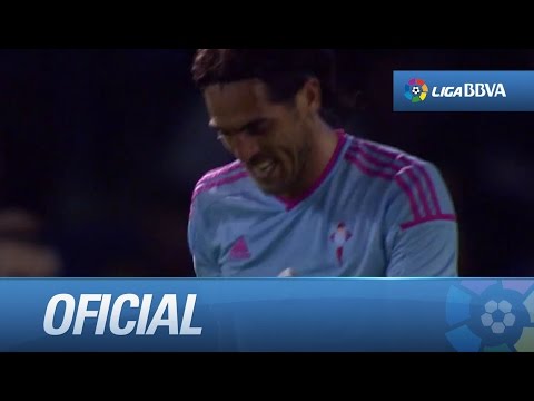 Remate muy desviado de Larrivey estando completamente solo