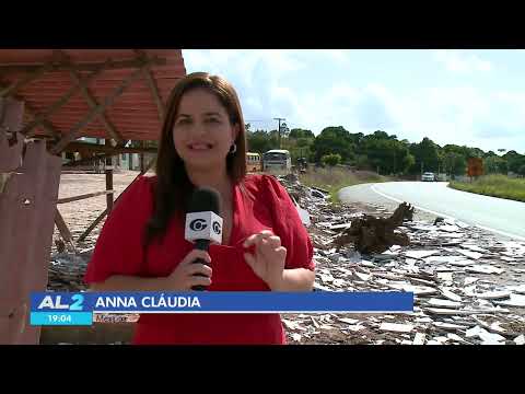 Carreta atinge ponto de ônibus em Messias