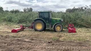 John Deere 6130R前後都有PTO的曳引機 附掛百利側移割草機割比車還高的草