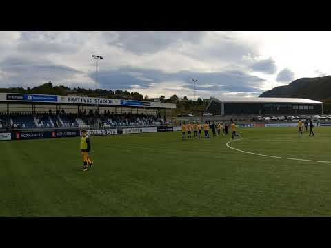 Brattvåg IL spillere og supportere feirer 3-2 seier mot Tromsdalen 26. sep 2021