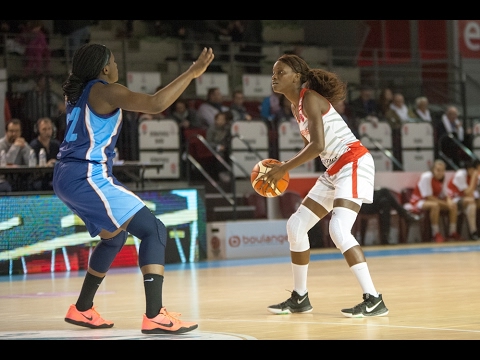 Johanne Gomis à la conclusion d'une contre-attaque avec un superbe fadeaway and one