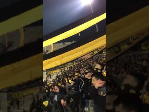""Me lo dijo una Gitana" Hinchada de Peñarol en el Campeón del Siglo vs Boston River (Int" Barra: Barra Amsterdam &bull; Club: Peñarol