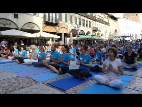 dismappa Verona - Om in Piazza Erbe (international Day of Yoga)