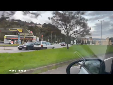 Carro circula em contramão em Coimbra