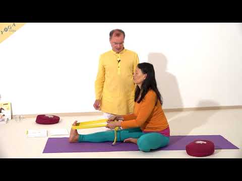 Halbe Vorwärtsbeuge mit Gurt um den Fuß - Yoga Asana Lexikon